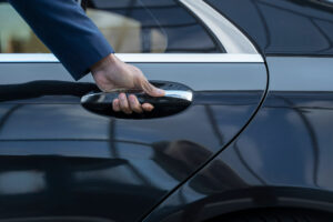 chauffeur uber elegant donnant taxi 4